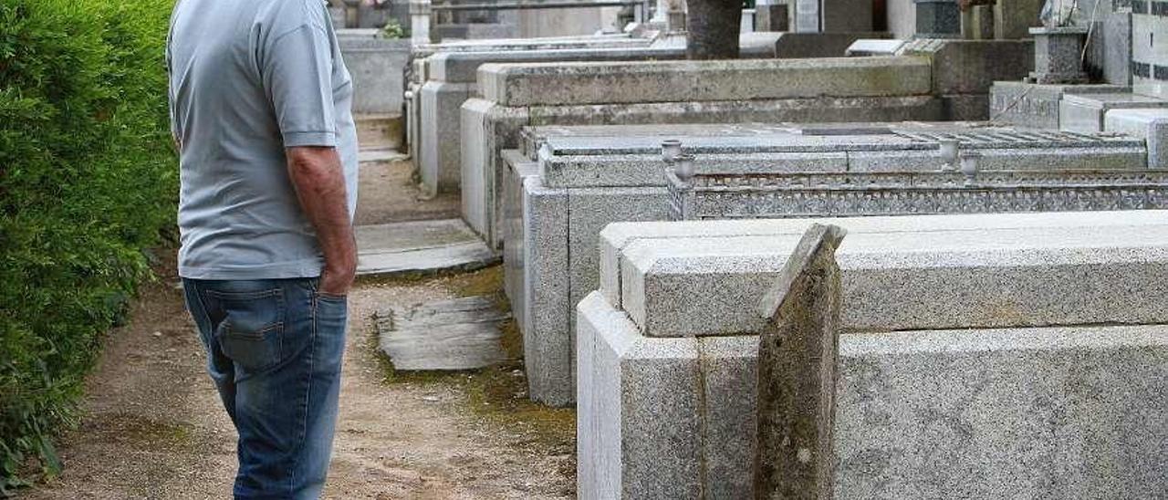 Una de las personas que visitó ayer el cementerio de San Francisco, tras la reapertura. // Iñaki Osorio