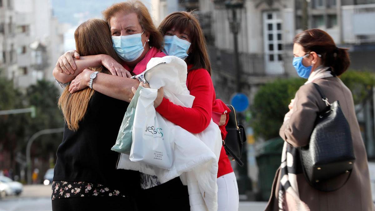 Gente en Vigo celebra el pase a la fase 3 con un abrazo y mascarillas