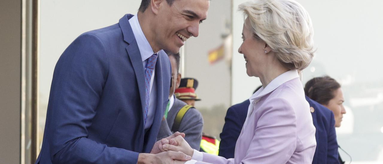 Pedro Sánchez da la bienvenida a la presidenta de la Comisión Europea, Ursula von der Leyen.