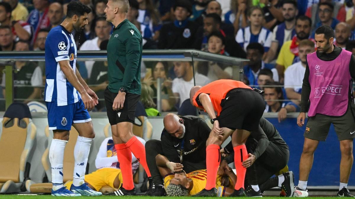 Araujo, recibiendo la asistencia médica ante el Oporto