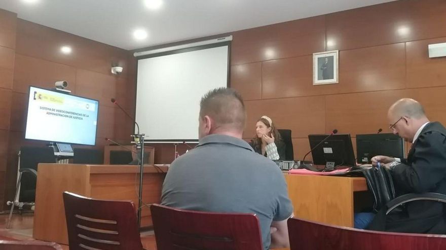 El acusado minutos antes de comenzar el juicio celebrado ayer.