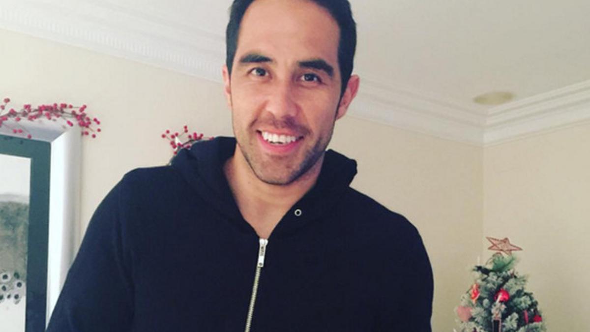 Claudio Bravo posa orgulloso con su flan