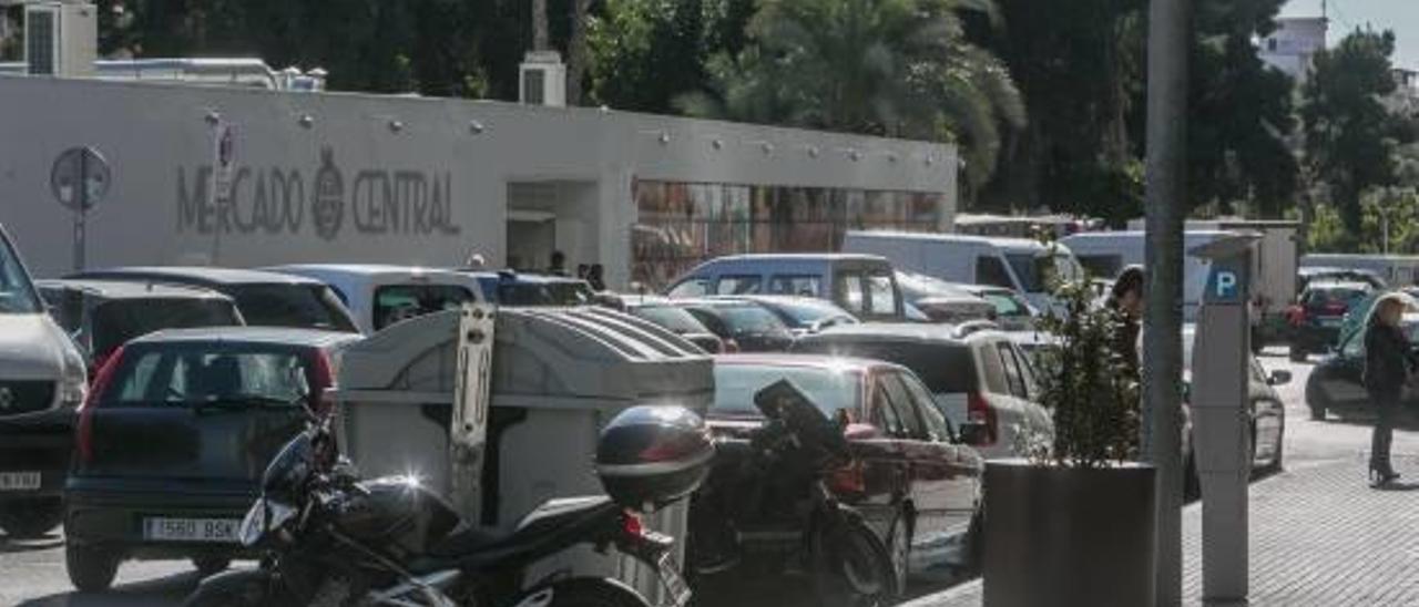 Coches aparcados en plazas de zona azul, junto al Mercado provisional.