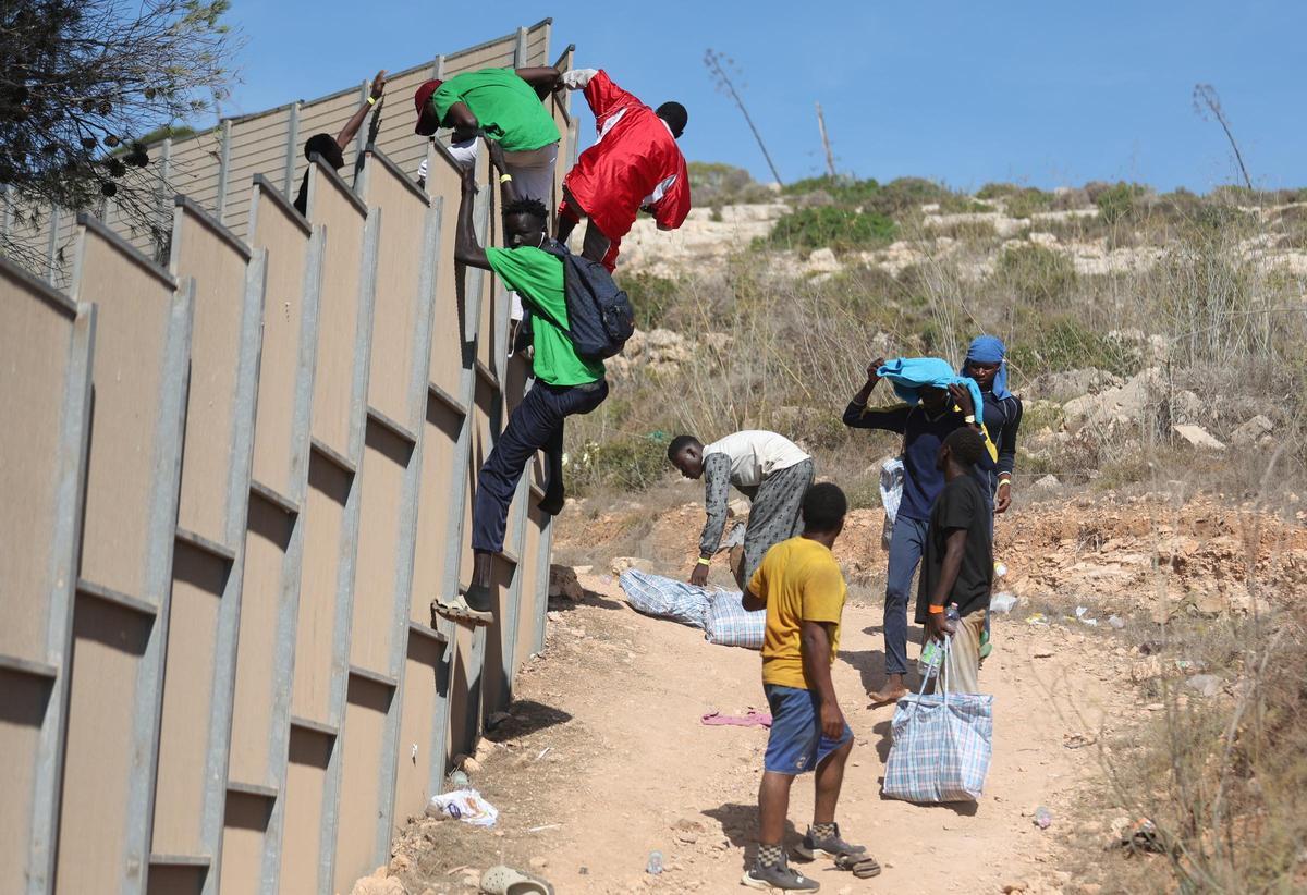 Lampedusa, colapsa tras la llegada de 6.000 inmigrantes en 24 horas