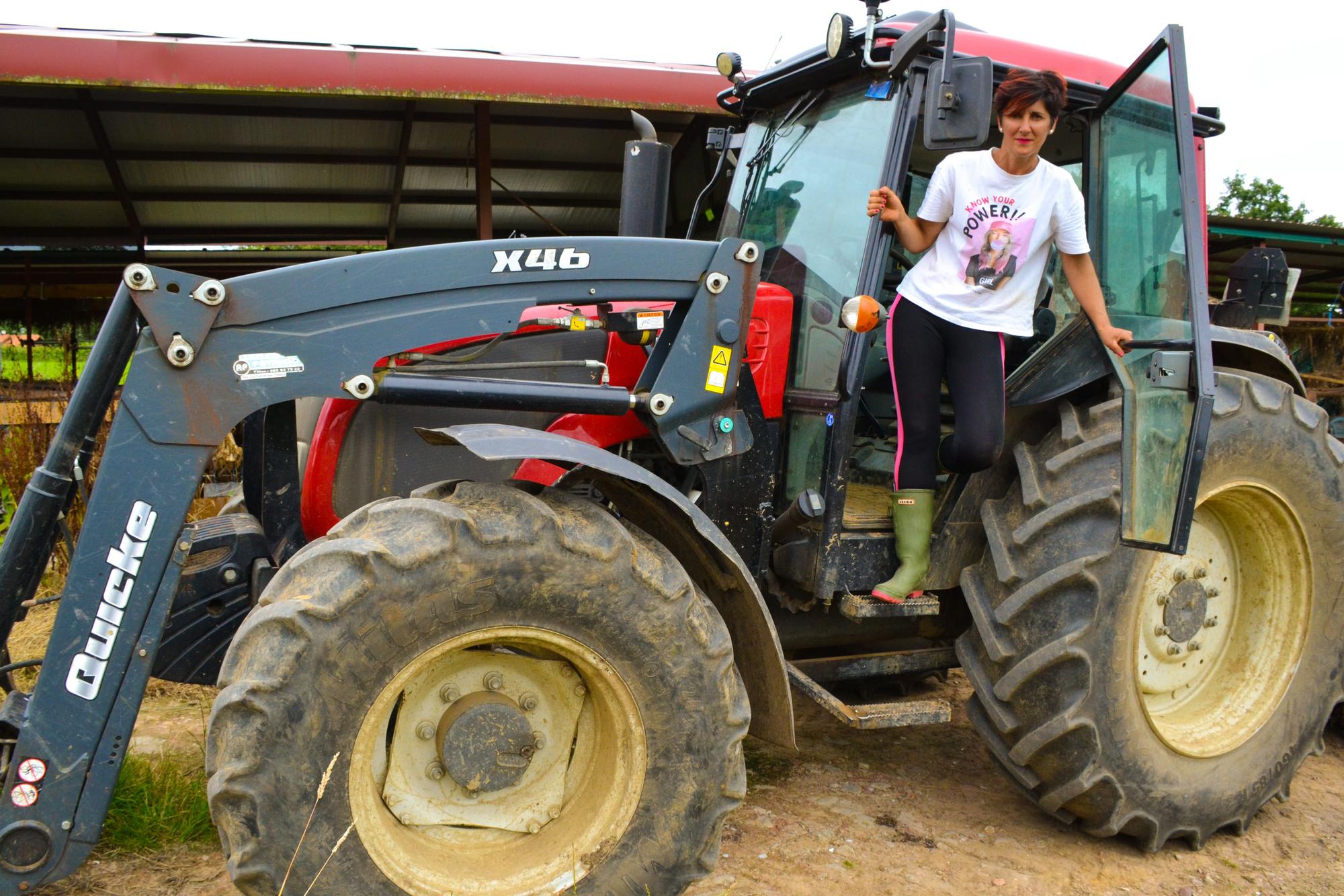 Celia Vallina posa en el tractor con el que trabaja en San Miguel de La Barreda.