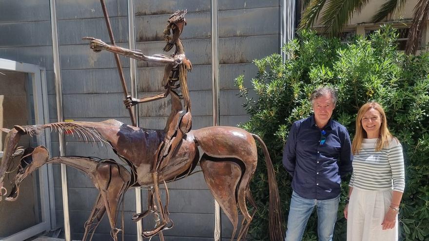 Víctor Candela cede a la biblioteca de Duanes de la Mar de Xàbia una escultura del Quijote