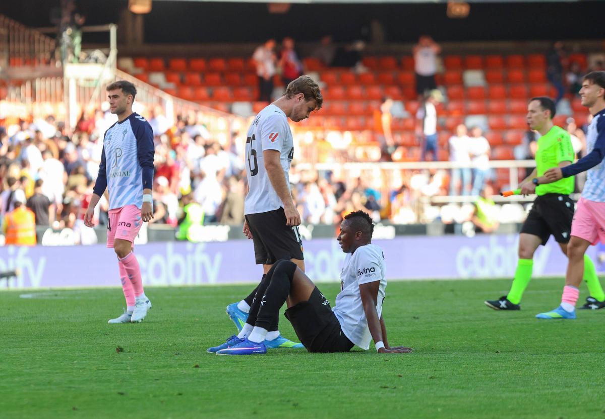 Beltrán y Sadiq se lamentan tras caer en Mestalla ante el Celta de Vigo