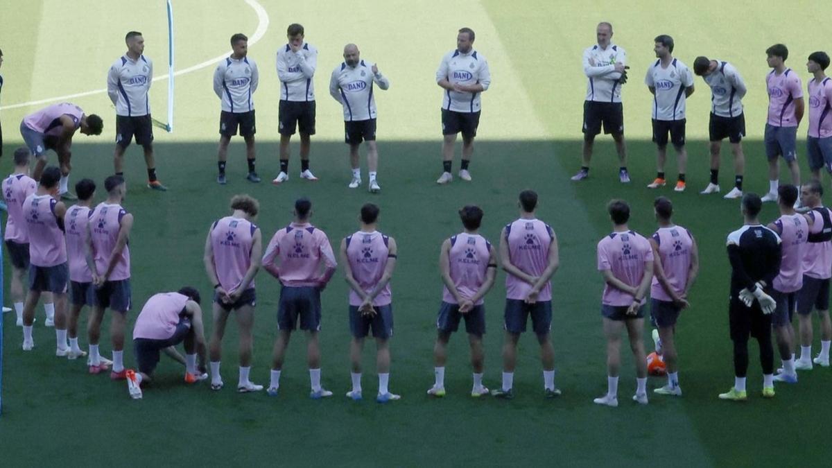 Manolo, en el centro, imparte la charla en la sesion de este viernes en el RCDE Stadium.