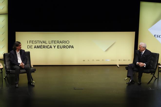 Mario Vargas Llosa y Mircea Cartarescu, durante su diálogo en el Auditorio Edgar Neville.