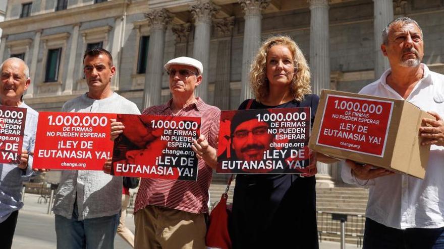 Entregan un millón de firmas para despenalizar la eutanasia.