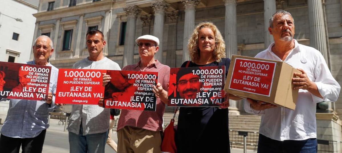 Entregan un millón de firmas para despenalizar la eutanasia.