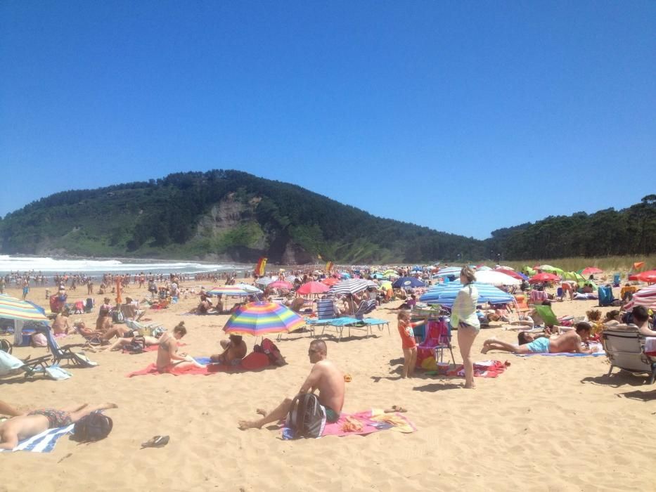 Jornada multitudinaria en las playas asturianas