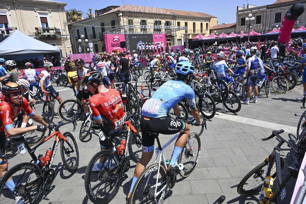 Palmi (Italy), 12/05/2022.- Riders wait for teams presentation at the start of the 6th stage of the 105th Giro d’Italia cycing tour, over 192km from Palmi to Scalea, Italy, 12 May 2022. (Ciclismo, Italia) EFE/EPA/MAURIZIO BRAMBATTI