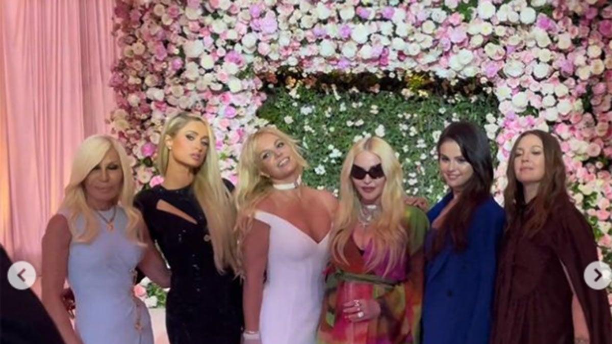 Donatella Versace, Paris Hilton, Britney Spears, Madonna, Selena Gomez y Drew Barrymore posaron con la novia
