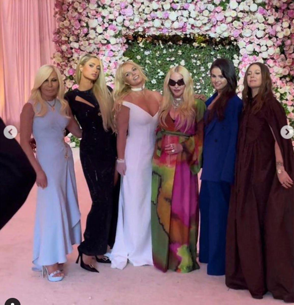 Donatella Versace, Paris Hilton, Britney Spears, Madonna, Selena Gomez y Drew Barrymore posaron con la novia