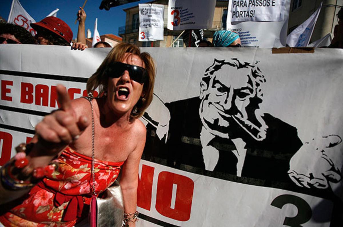 Una dona crida davant del Parlament portuguès a Lisboa, durant una protesta de professors contra les retallades del Govern en Educació.