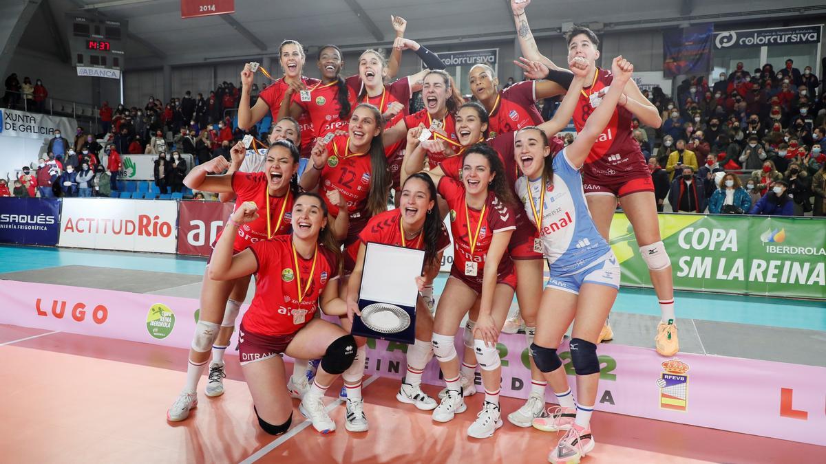 El Emevé celebra el subcampeonato de la Copa de la Reina con las tres jugadoras coruñesas.