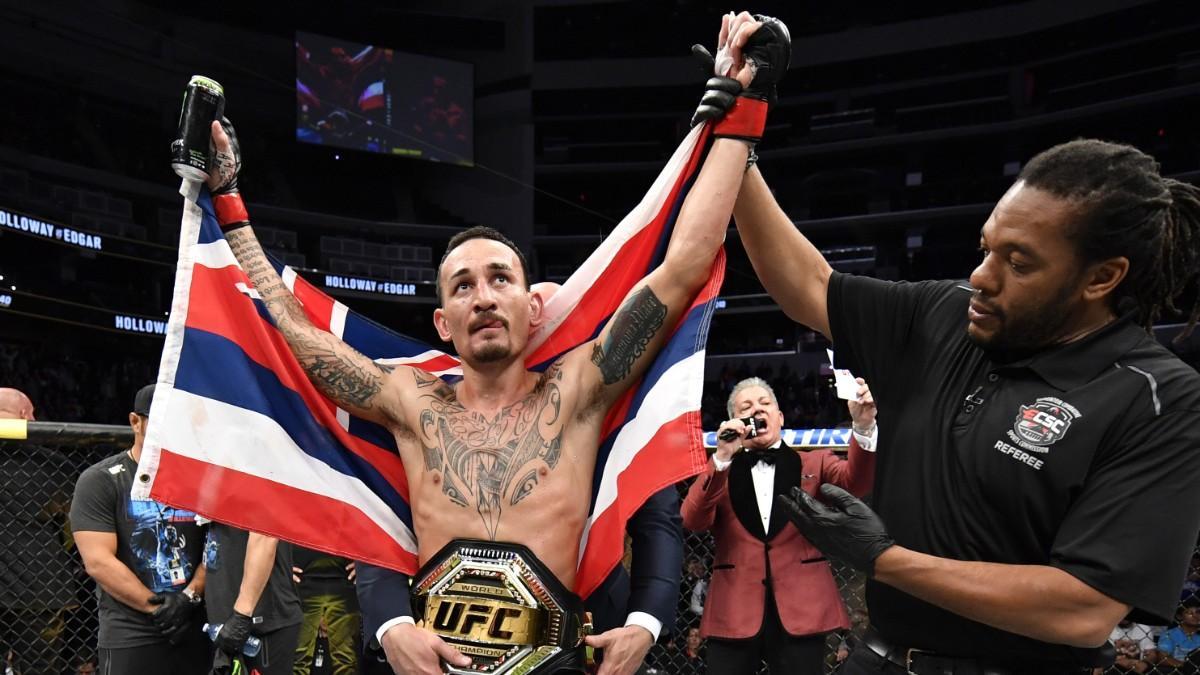 Holloway posa con su cinturón de campeón de las 145 libras