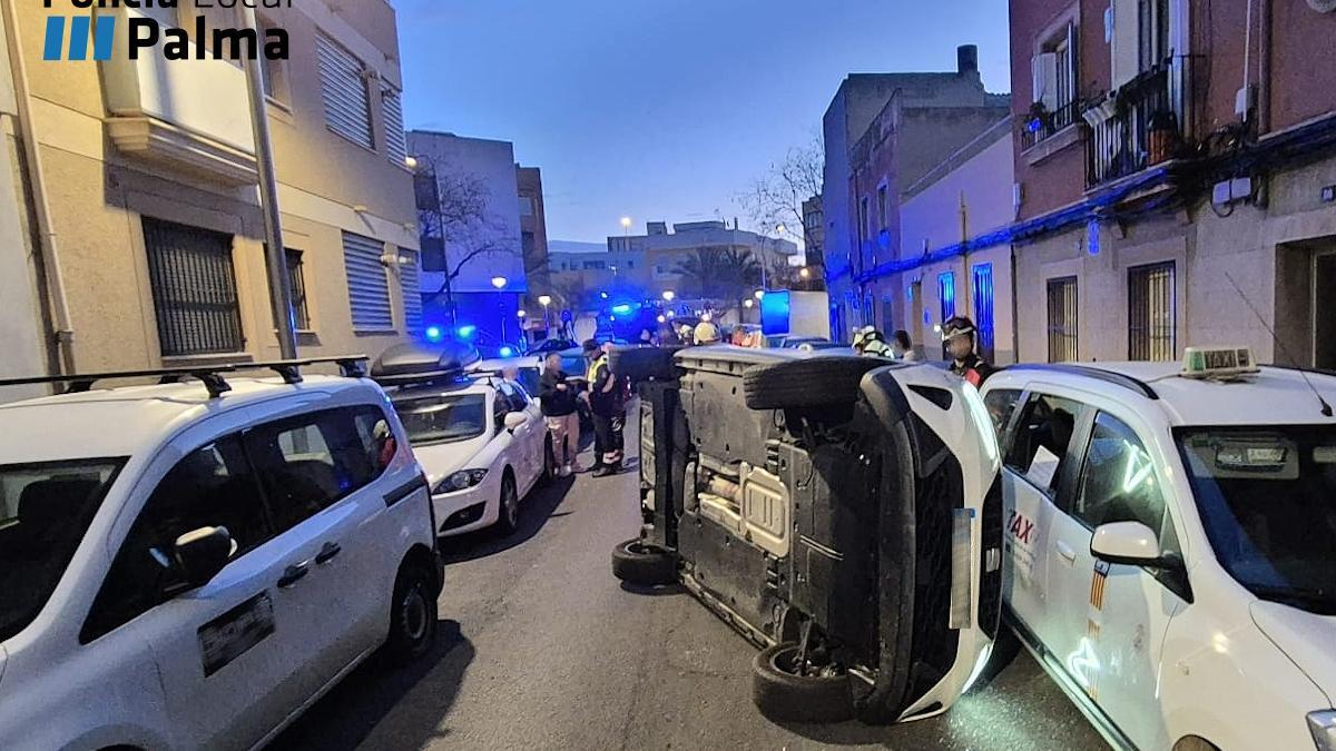 El vehículo volcado del accidente.