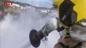 Los bomberos trabajando en la extinción del incendio en la chatarrería de Granollers durante la mañana del domingo.