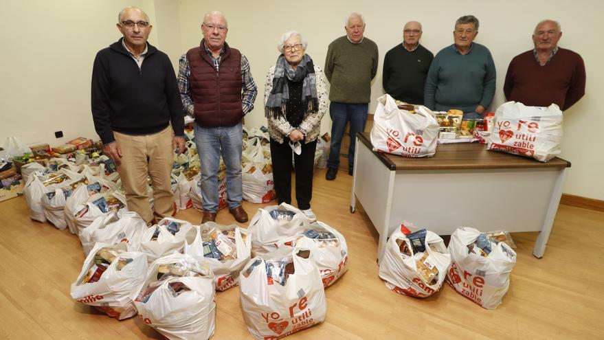 La asociación AVOA entrega 50 bolsas de comida a Cáritas