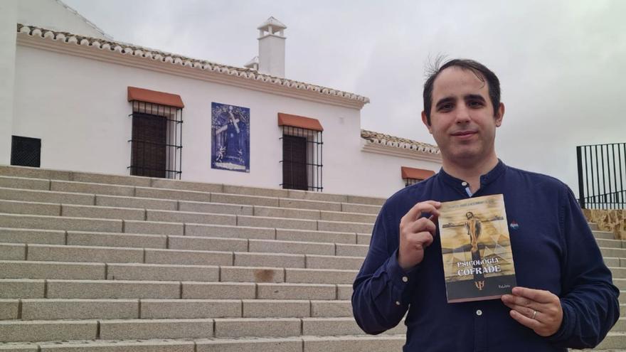 Antonio José, autor de ‘Psicología cofrade’, con su libro. | L.O.