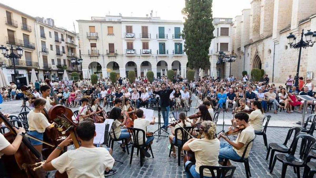 Los músicos del Campus Vicky Foods y el público, en la plaza Major de Gandia