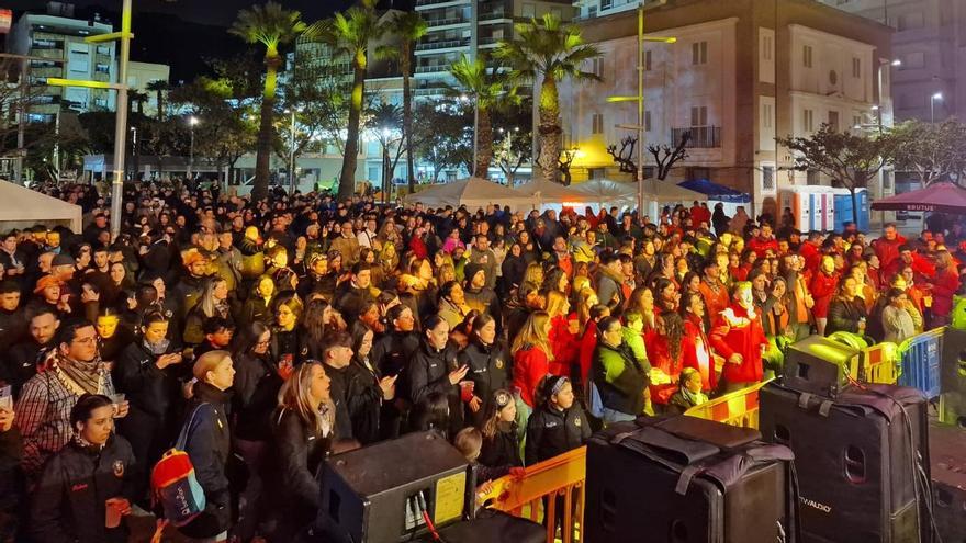 Asistentes a una de las orquestas falleras en Sagunt.