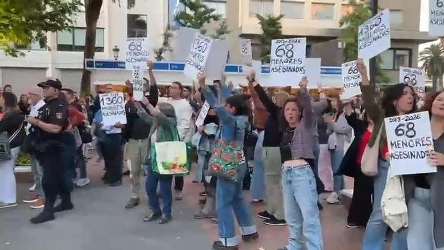 Vídeo | La firma de libros de Juan Soto Ivars en San Francisco acaba entre protestas