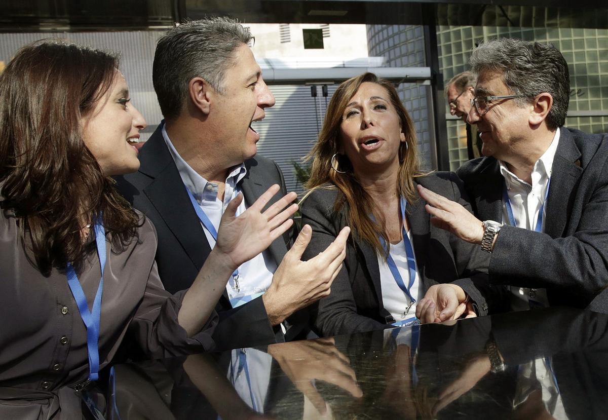 GRA074. BARCELONA, 25/03/2017.- El candidato a la presidencia del PPC, Xavier García Albiol, junto a la actual presidenta del partido, Alicia Sánchez Camacho (2d), la vicesecrretaria nacional del PP, Andrea Levy (i), y el delegado del Gobierno en Cataluña, Enric MIllo (d), durante la primera jornada del XIV congreso de los populares catalanes que se celebra hoy en L’Hospitalet (Barcelona), en el que García Albiol será proclamado presidente de los populares catalanes. EFE/Alberto Estévez