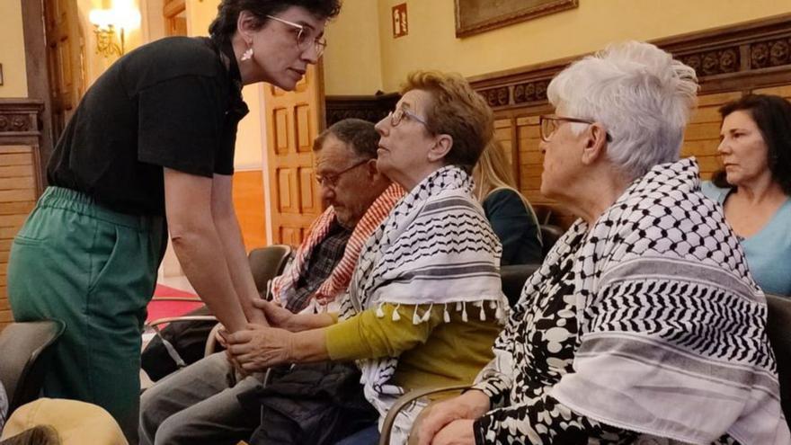 Noelia Ordieres saluda a Julio Carrizosa, Marga Iglesias y Ana Mari García, de la plataforma de apoyo al pueblo palestino.