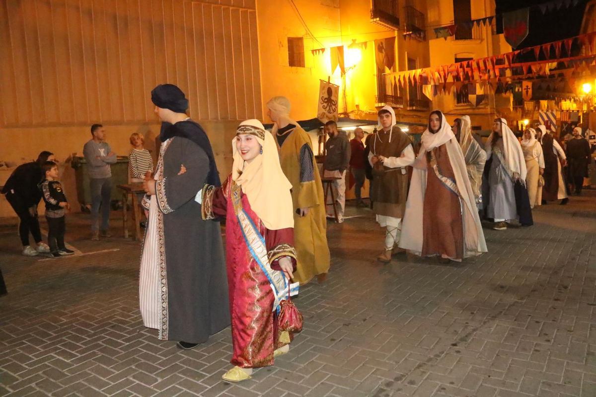 Los desfiles de personajes de la época son una constante en la feria Al-qüra de l'Alcora.