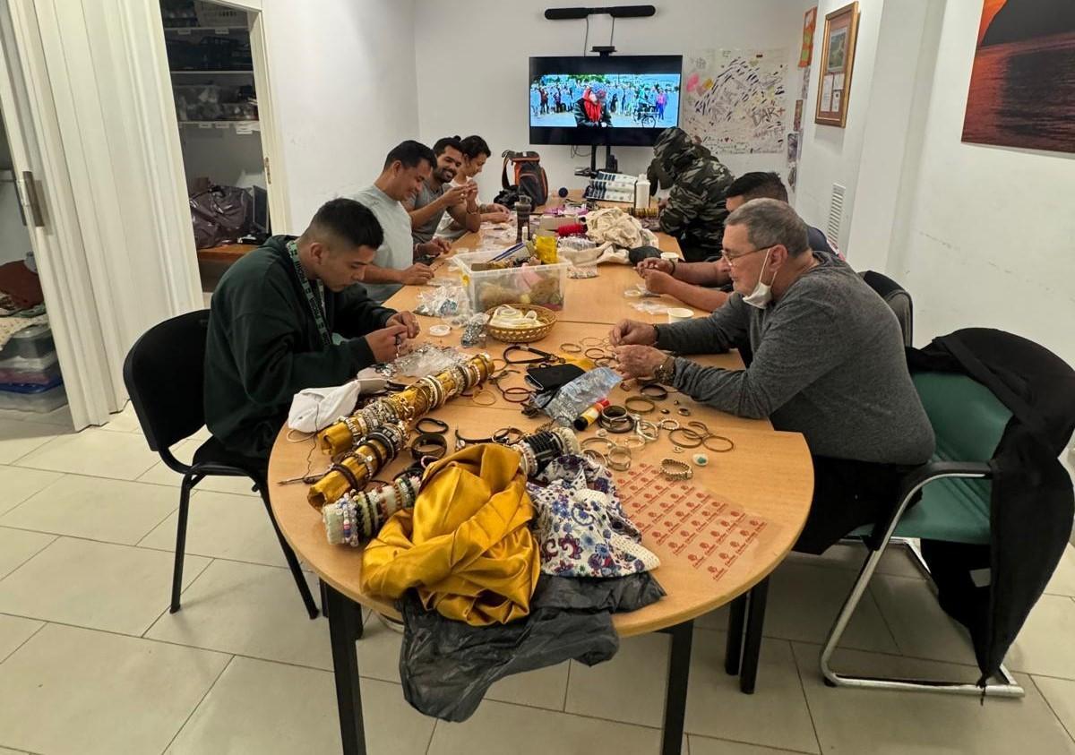 Un momento del taller de bisutería, con los participantes en plena actividad
