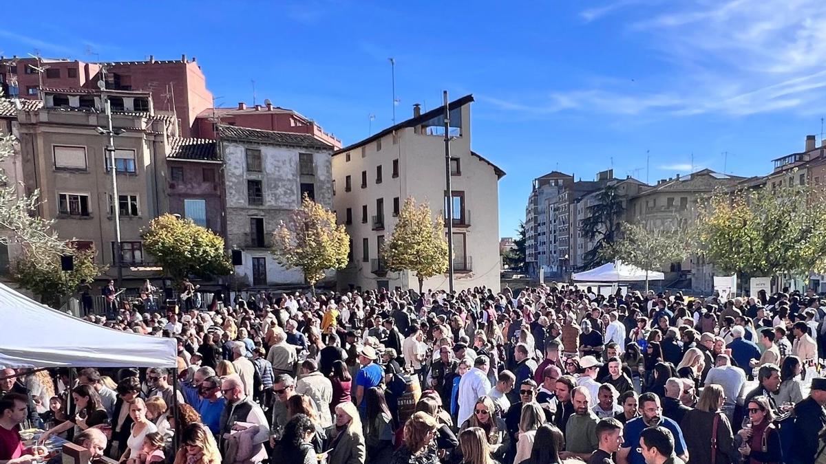 Gran ambiente festivo en torno al vino, este domingo, en la plaza de San Francisco de Barbastro.