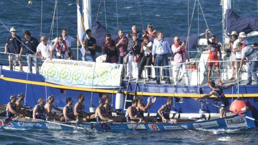 Urdaibai recibe la bandera por ganar la regata de ayer. // Arca