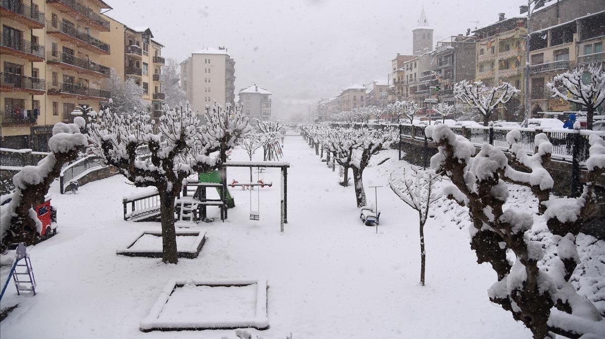 Municipi de Sort, aquest matí, cobert per la neu.