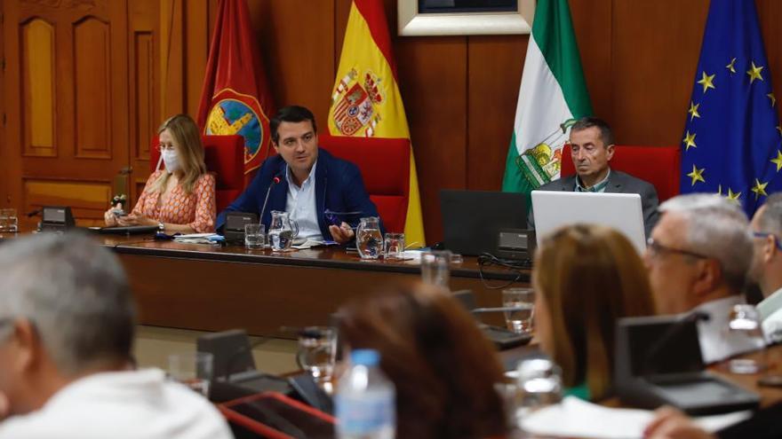 El alcalde, José María Bellido, en el pleno de hoy.