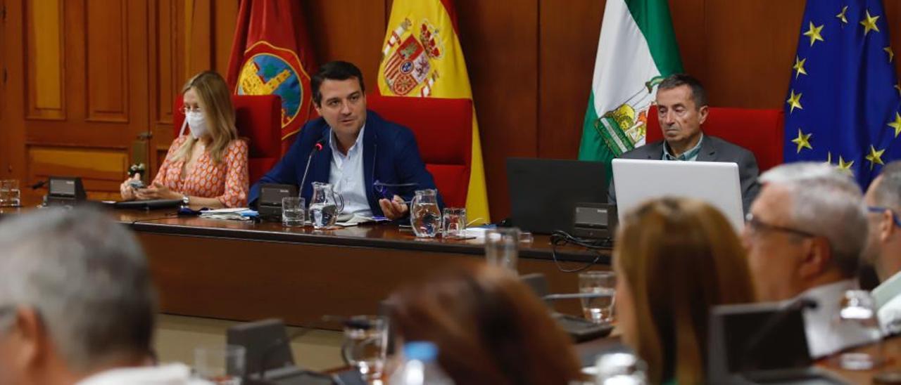 El alcalde, José María Bellido, en el pleno de hoy.