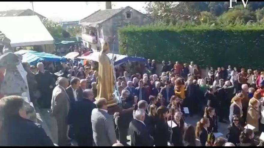 Miles de moañeses suben al día grande de San Martiño