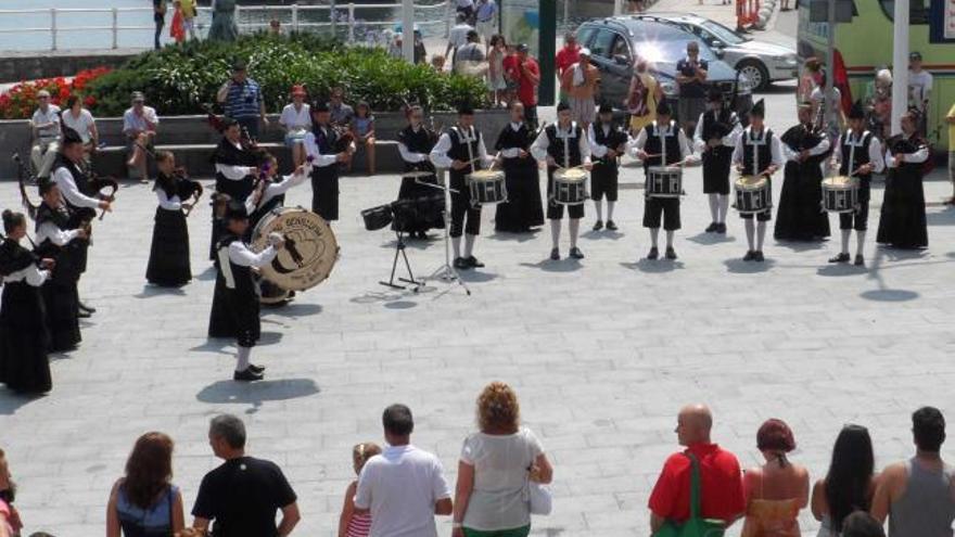 La Banda de Gaitas «Castro Bérgidum», del Bierzo, tocando ayer ante el público en el muelle de Candás.