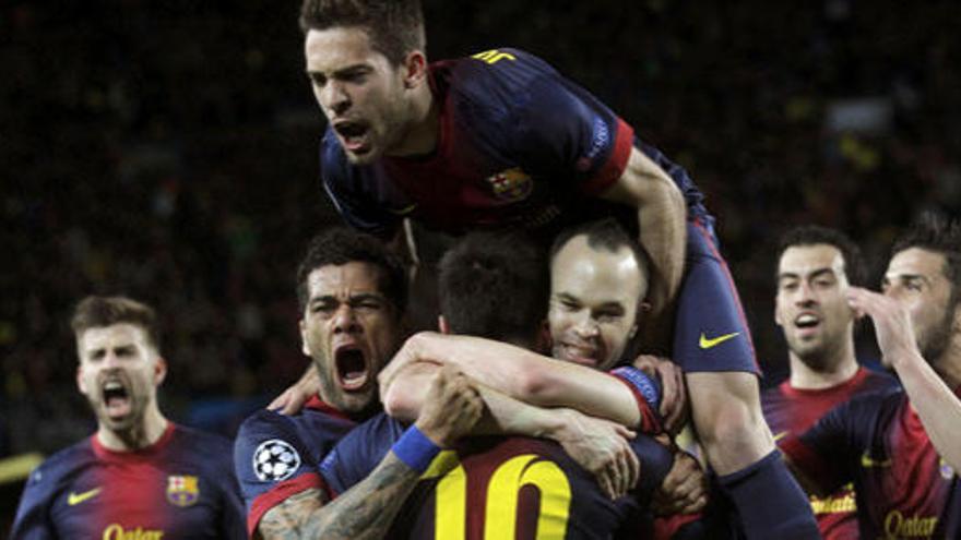 Futbolistas del Barcelona celebran un gol.