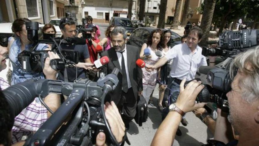 El fiscal Anticorrupción, Felipe Briones, atiende a los medios en los juzgados de Orihuela en una imagen de julio.