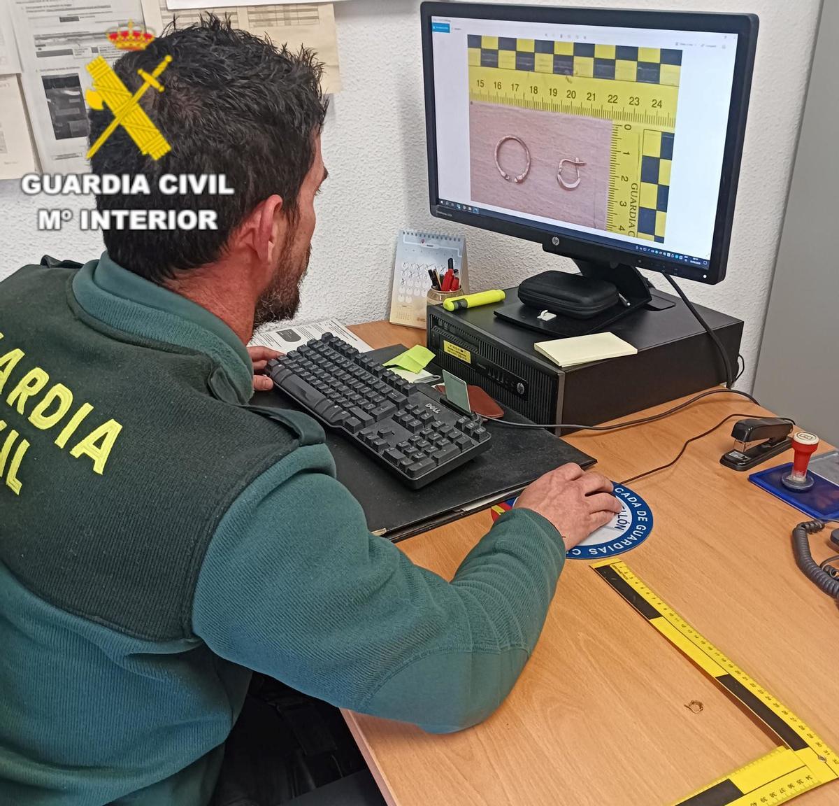 La Guardia Civil en el proceso de investigación de los robos.