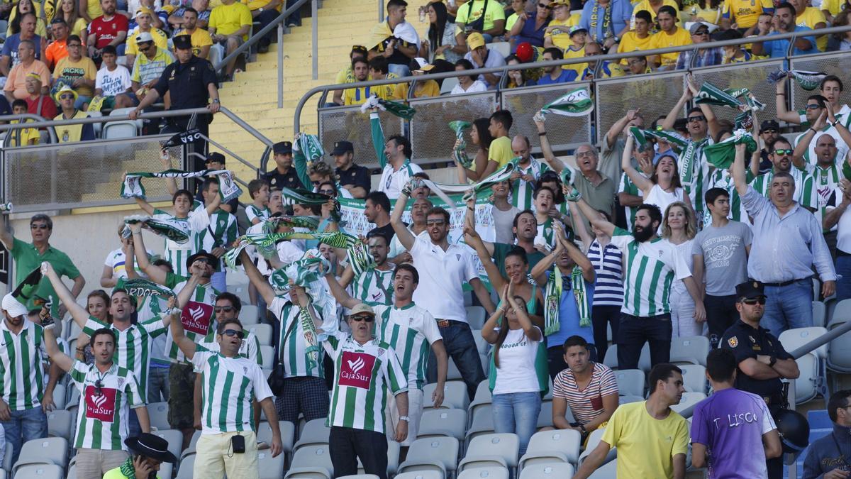 Aficionados del Córdoba CF en la grada del Estadio Gran Canaria el día del ascenso a Primera.