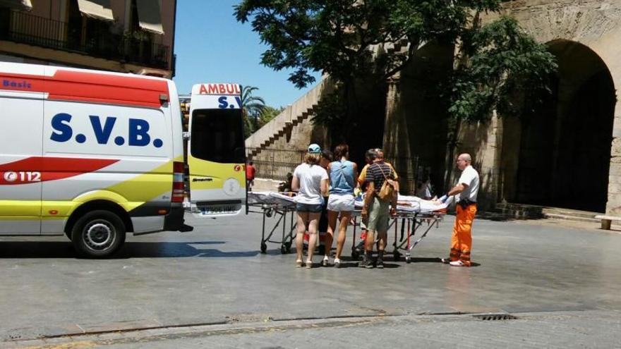 Dos ciclistas heridos en otros tantos accidentes junto a las Torres de Serranos