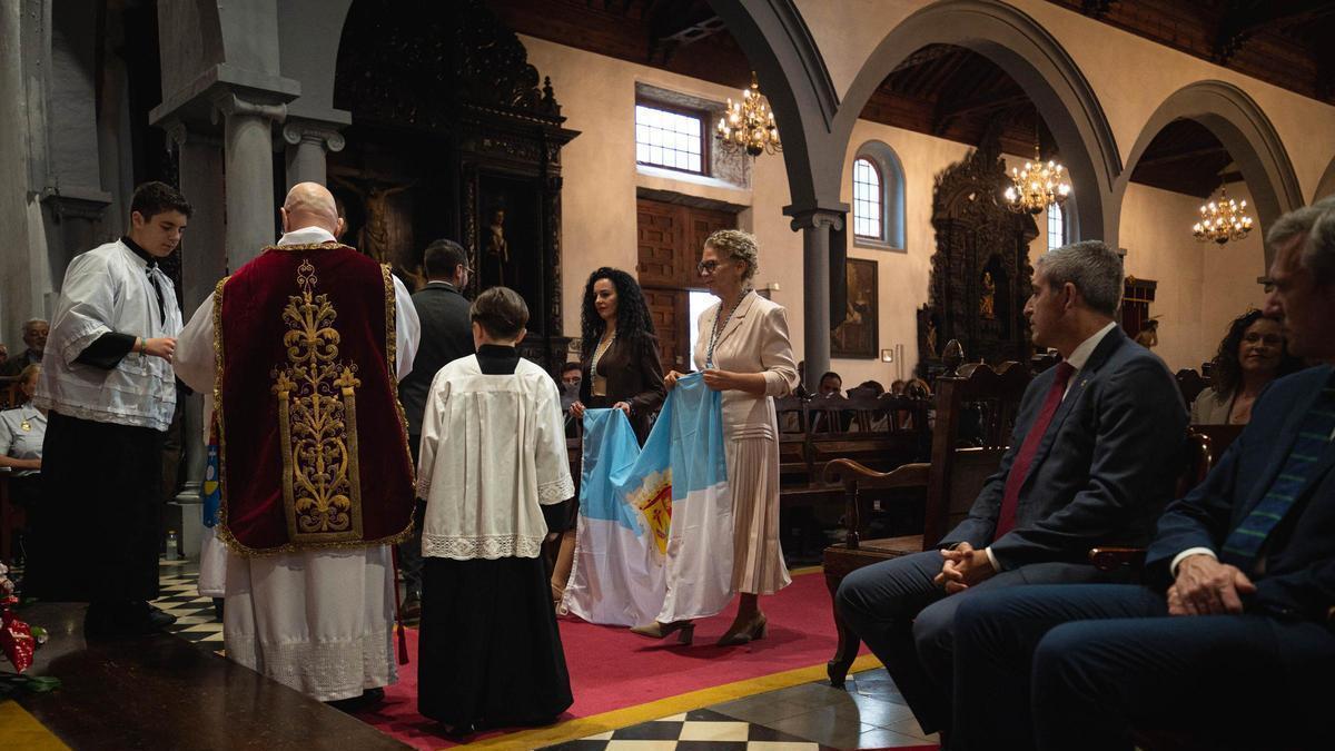 Las banderas de Los Realejos y Galicia se depositaron en la iglesia de Santiago Apóstol