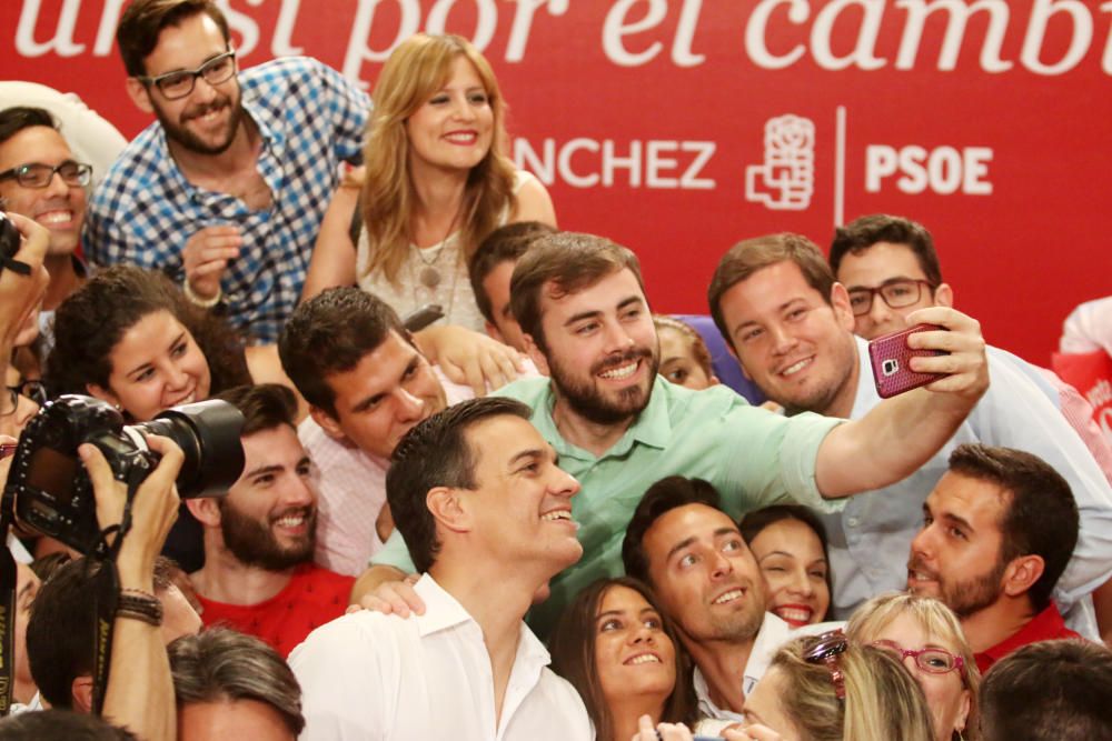 Pedro Sánchez concluye su jornada de campaña en Málaga con un mitin en la Facultad de Derecho de la universidad malagueña.