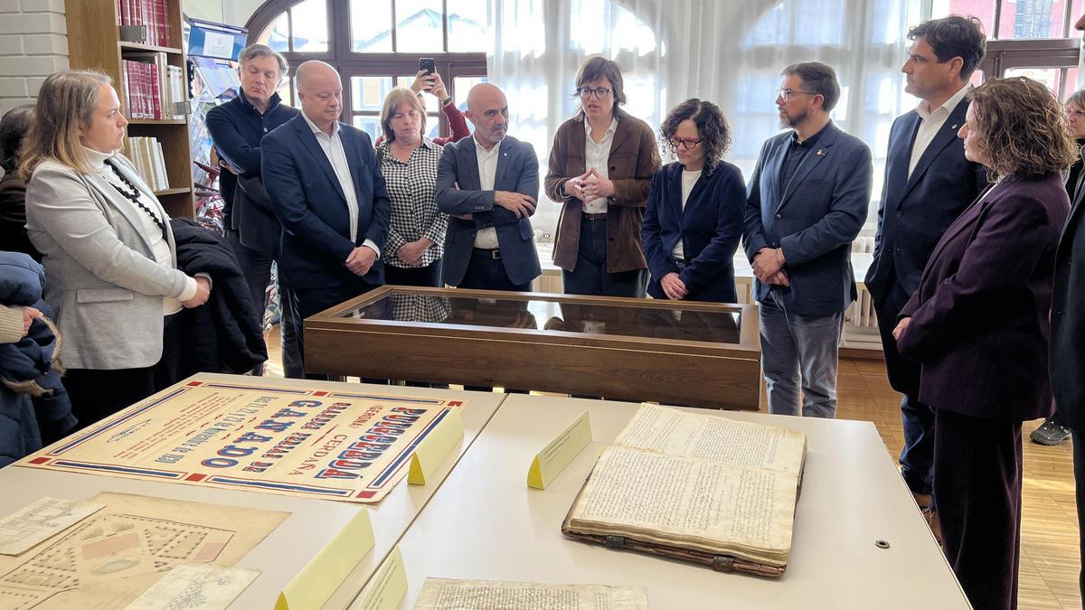 La consellera de Cultura, Sara Hernández, amb diverses autoritats i acompanyada per la directora de l'Arxiu Comarcal de la Cerdanya, Erola Simon, en una visita a les dependències actuals per veure documentació antiga que s'hi emmagatzema.