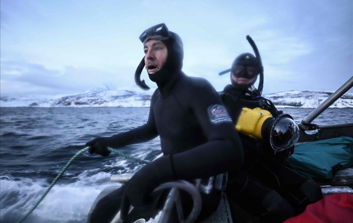 El experto en orcas francés Pierre Robert De Latour busca orcas, el 14 de enero cerca d ela ciudad noruega de Tromso