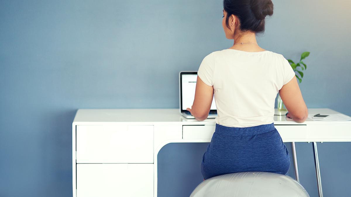 Mujer trabajando sobre una fitball